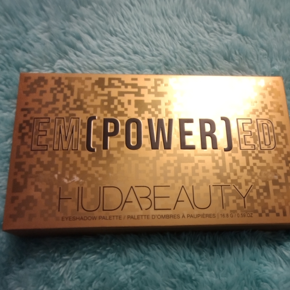 HUDA BEAUTY "Empowered" eyeshadow palette